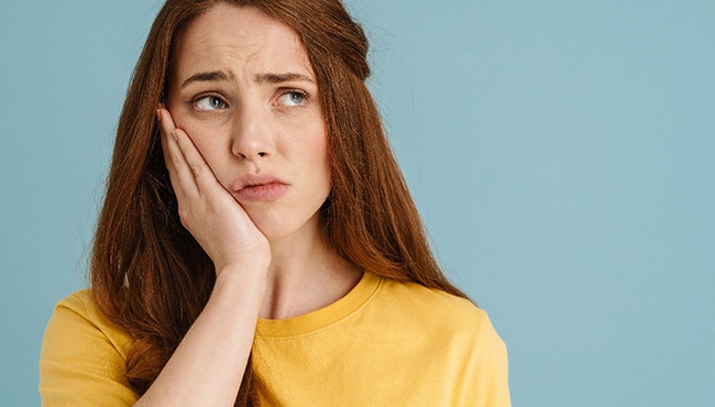 woman with jaw pain 